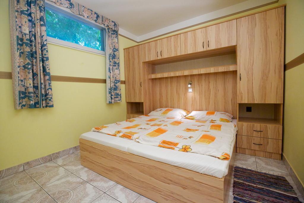 Ferenczi Apartament Hotel Hajduszoboszlo Bilik gambar